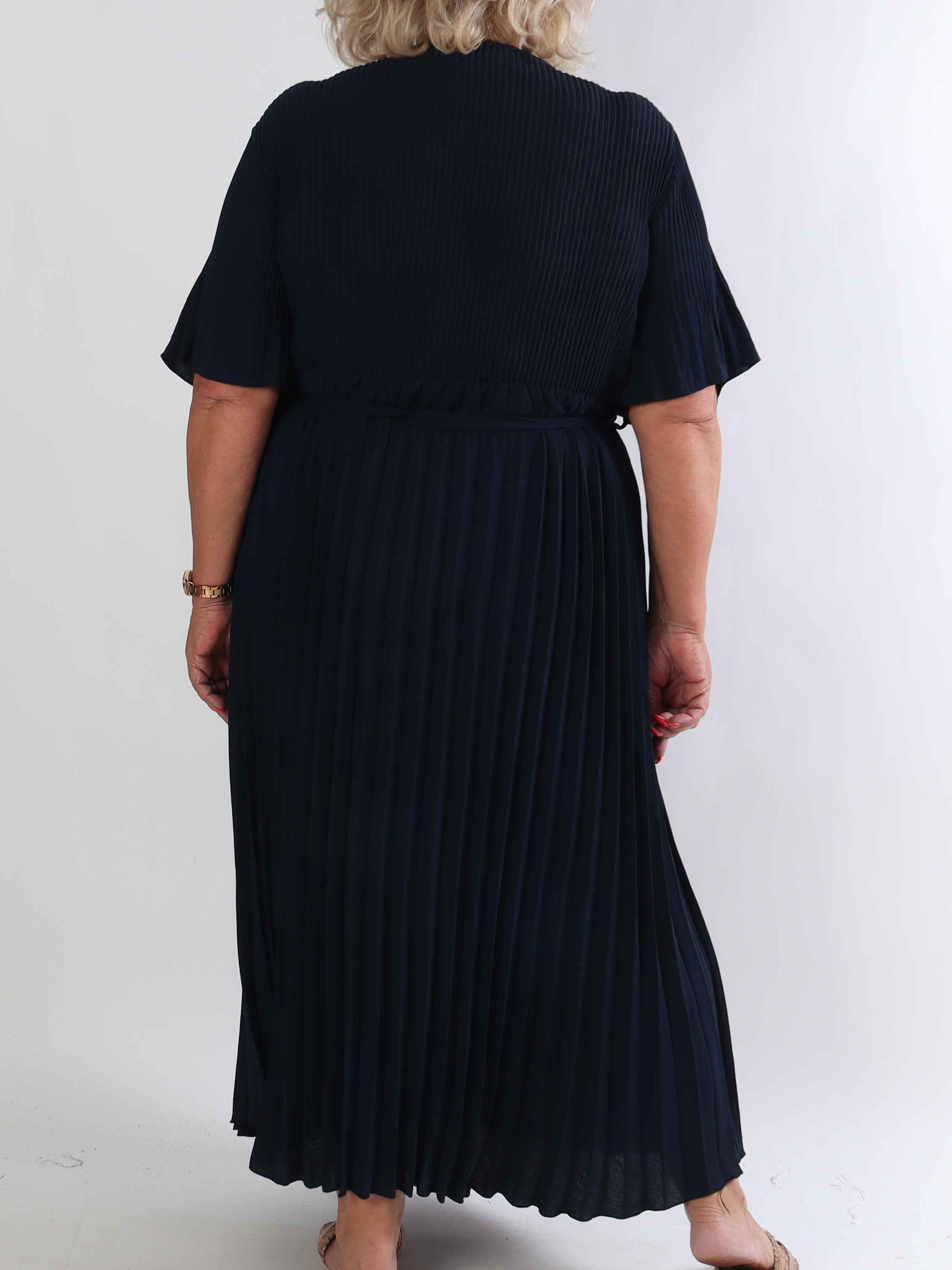 Solveig - Lang plisseret plus size kjole i viskose med bånd i taljen